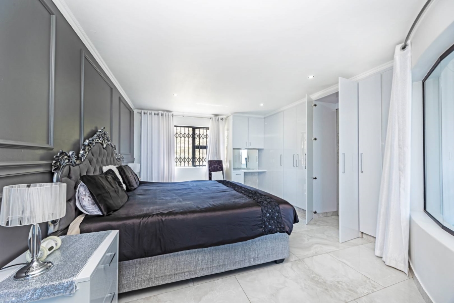 8 Bedroom Property for Sale in Plattekloof Western Cape